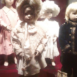Детские манекены в экспозиции Эрмитажа фото 3