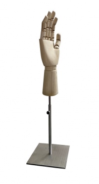 Манекен Рука (женская) деревянная шарнирная для перчаток и аксессуаров wooden hand female (right)-1/brushed satin chrome (квадрат) рис. 1