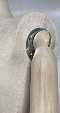Манекен Мужской  с деревянными руками в ткани (цвет сливочный) FSM-03-ALAN-S77-WA-matt 9010 Ral рис. 1