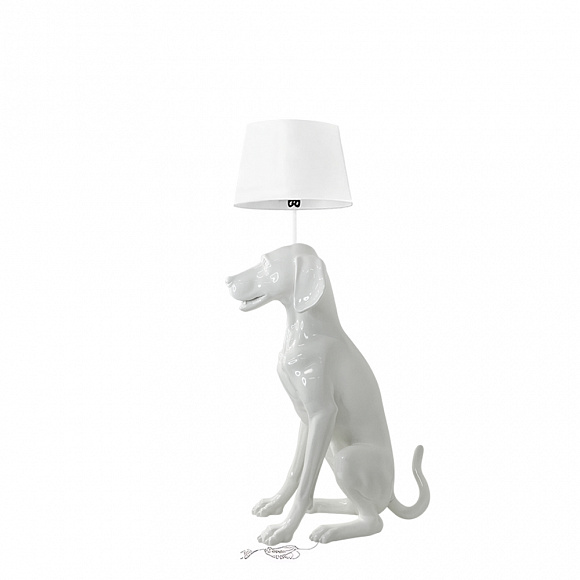 Собака с лампой sitting породы WEIMARANER