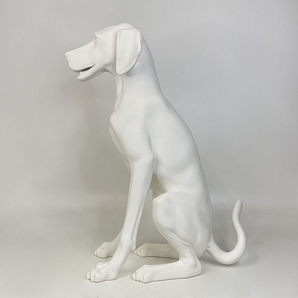 Собака sitting породы WEIMARANER белая матовая