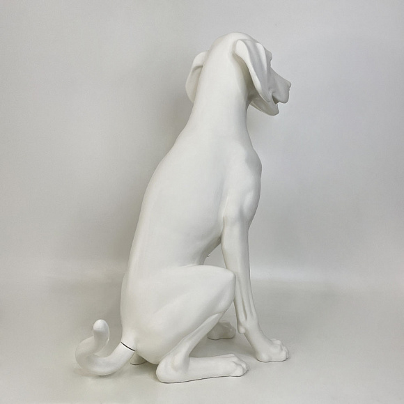 Собака sitting породы WEIMARANER белая матовая
