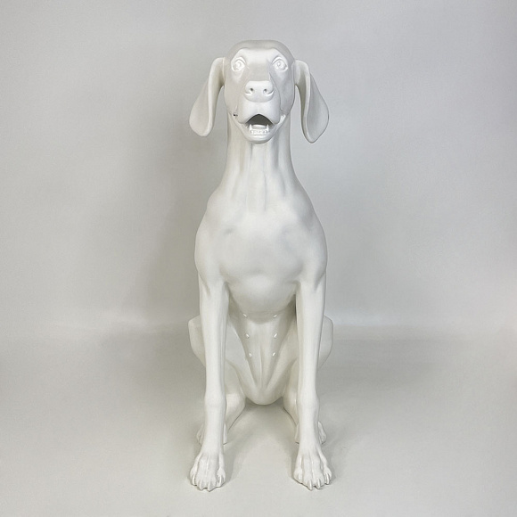 Собака sitting породы WEIMARANER белая матовая
